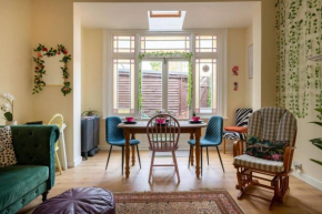 Bright And Beautiful City Cottage With Courtyard